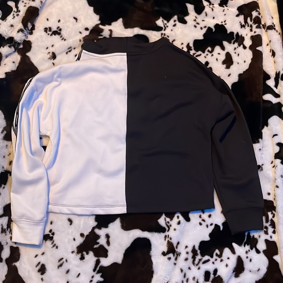 a black and white crop top hoodie only worn once and is size XL(16/18) - Picture 2 of 3